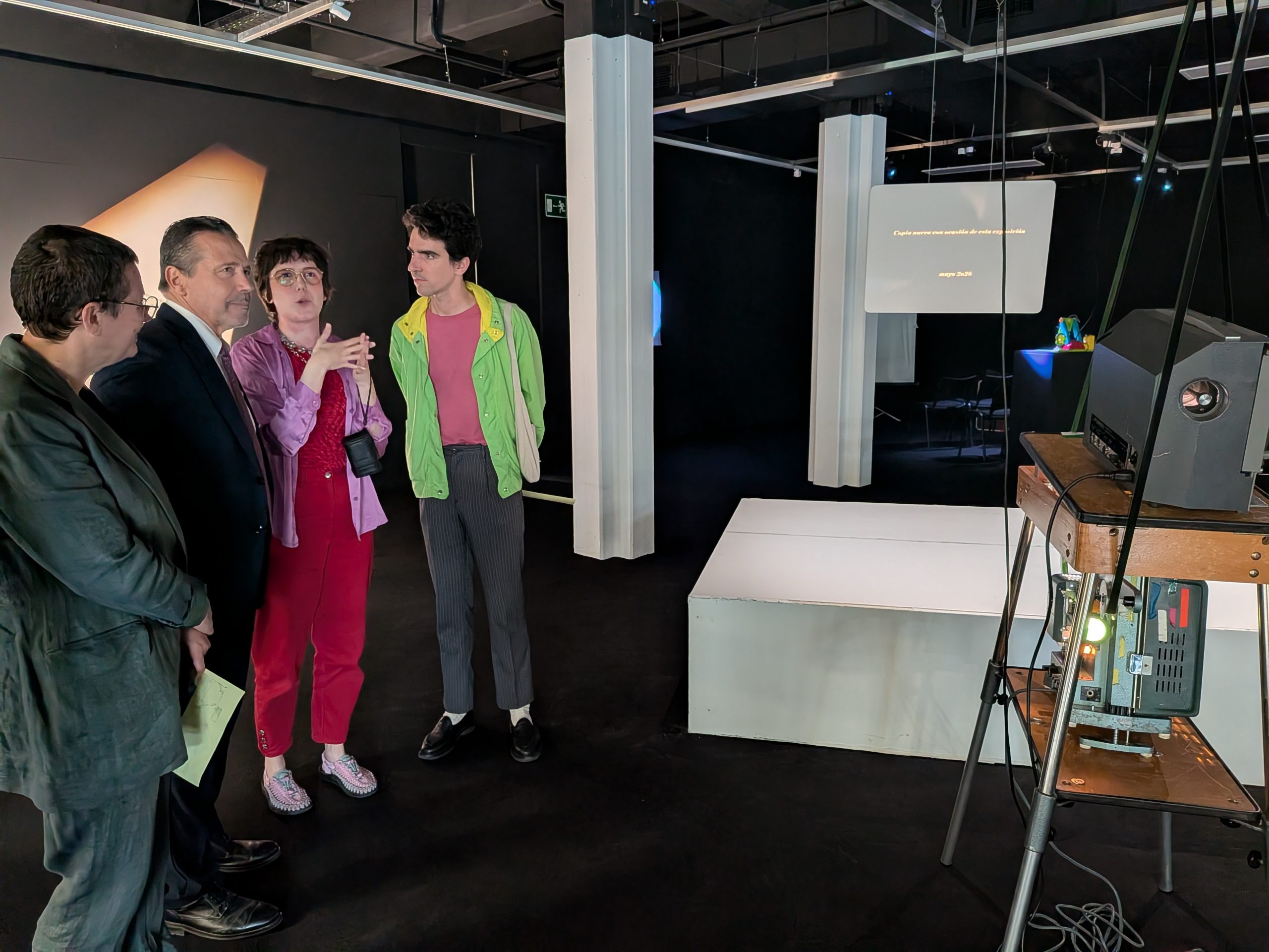 El rector inaugura en la Biblioteca Central la exposición “La Raya Verde”, una reflexión sobre la materialidad de la imagen en movimiento