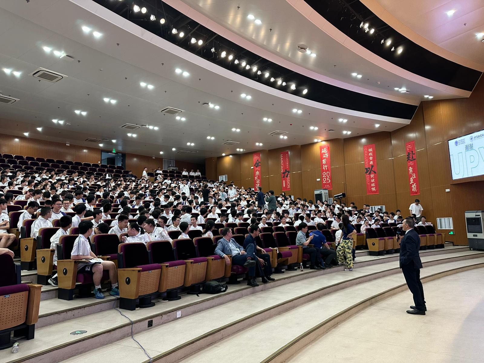 “Cada gran transformación comienza con estudiantes, científicos e ingenieros”, afirma José Capilla ante 200 estudiantes chinos