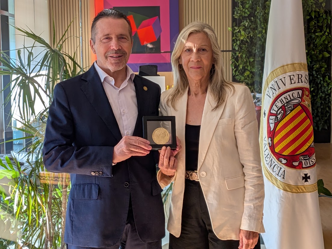 El Club de Encuentro Manuel Broseta entrega a José Capilla la medalla de su 40.º aniversario