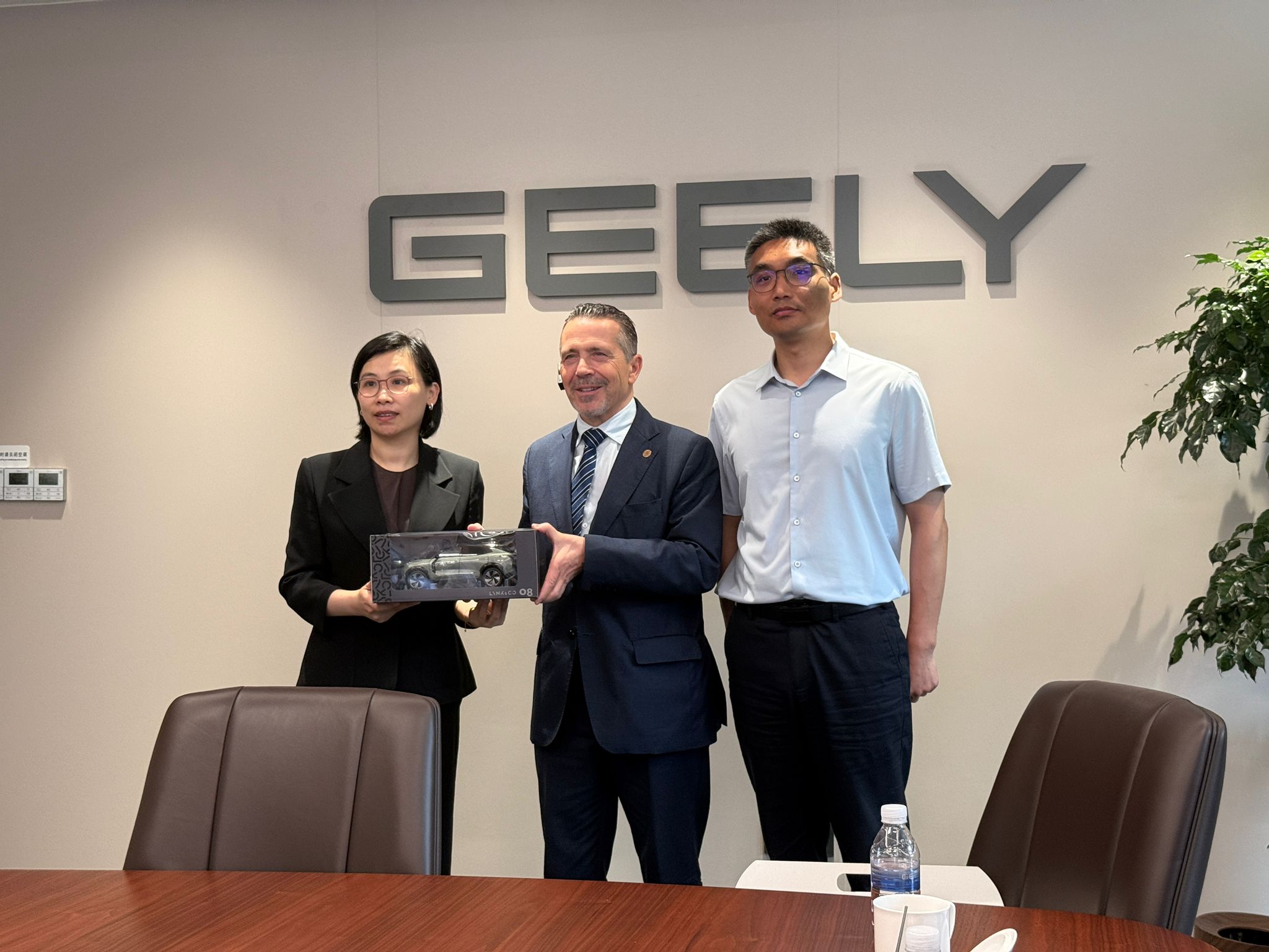 Visita a la compañía automovilística Geely (China) - crónica fotográfica
