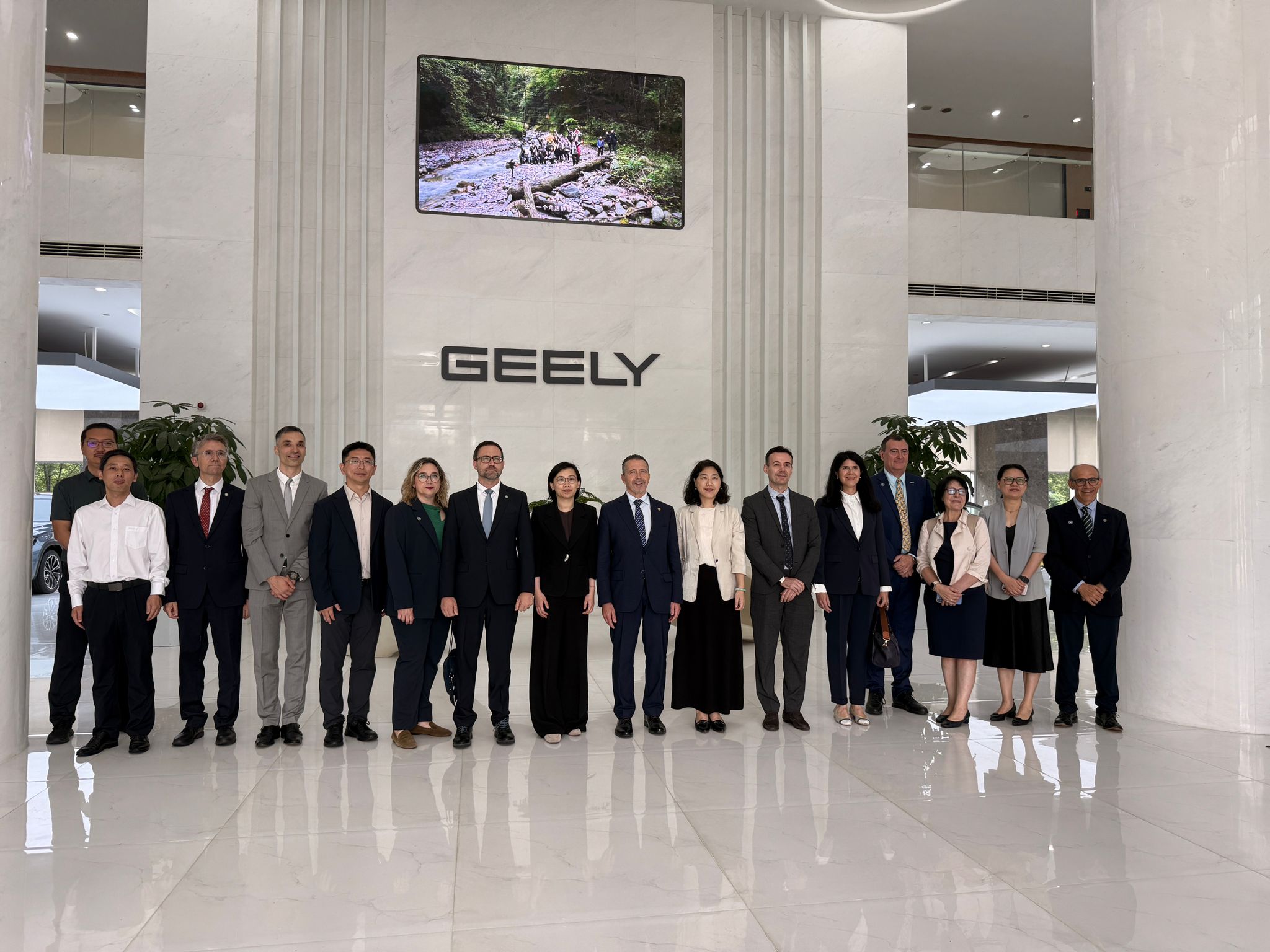 Visita a la compañía automovilística Geely (China) - crónica fotográfica