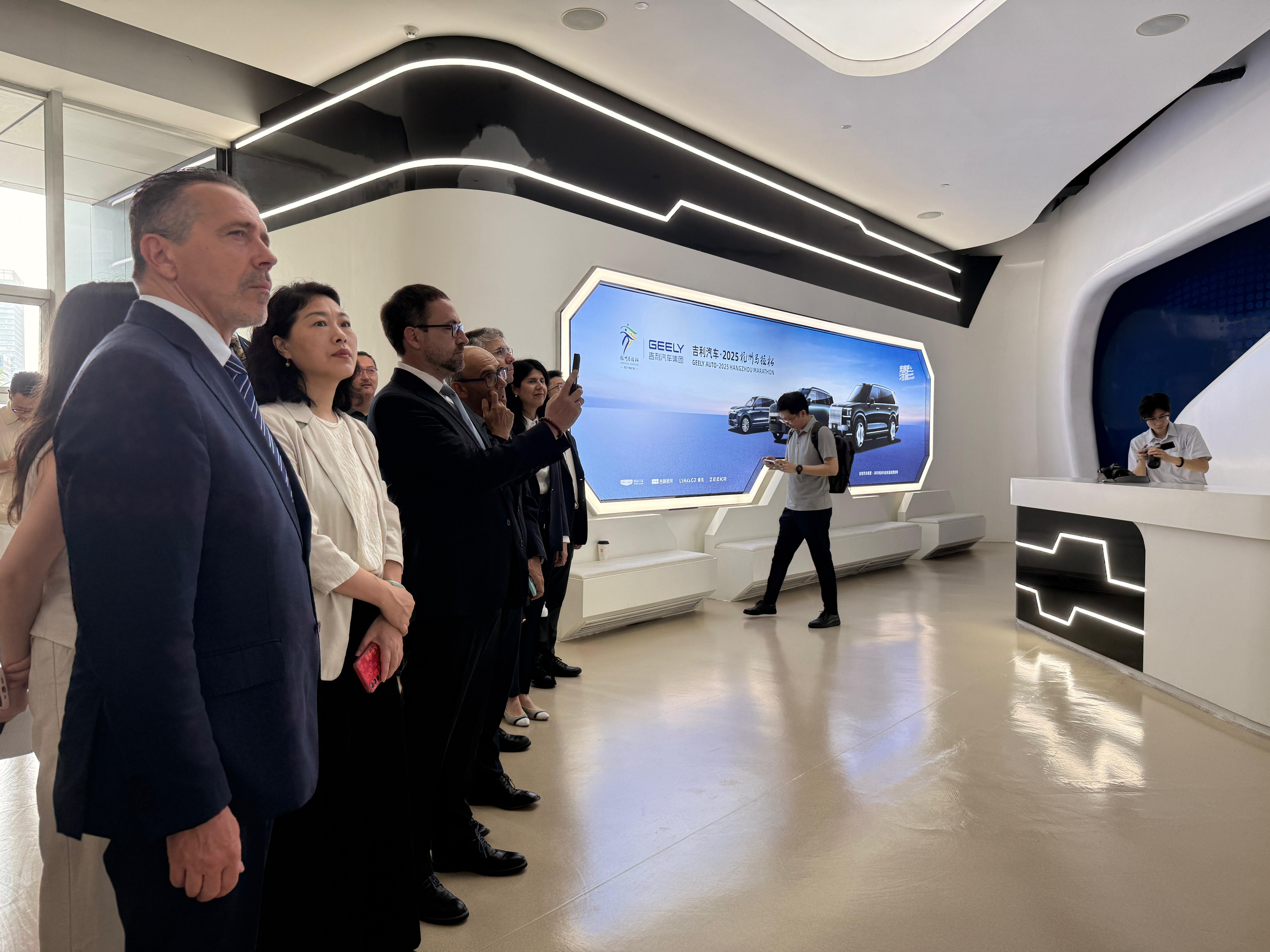 Visita a la compañía automovilística Geely (China) - crónica fotográfica